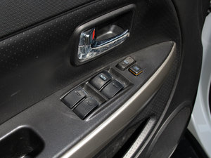 2017款红标 1.5L AMT舒适型 主驾车窗控制区	