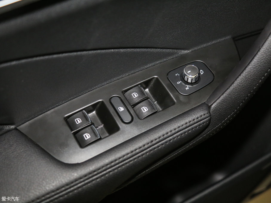 2017�����H7 L �{�� 2.0T �ԄӺ��A��