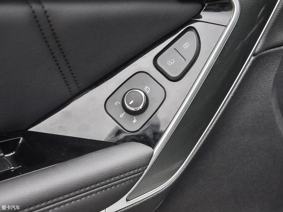 2017�����H6 Coupe �t�� 2.0T �p�x�σ�򌾫Ӣ��