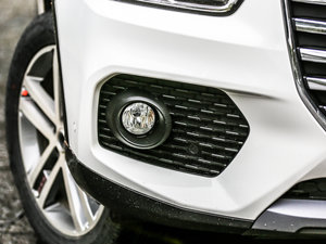 2017款红标 2.0T 双离合两驱尊贵型 前雾灯