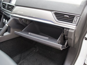 2018款蓝标 运动版1.5T 手动两驱精英型 手套箱