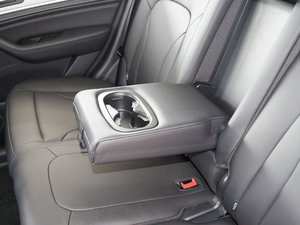2018款蓝标 运动版1.5T 手动两驱精英型 后排中央扶手