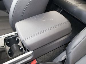 2018款蓝标 运动版1.5T 手动两驱精英型 中央扶手箱