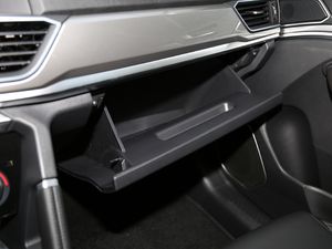 2018款运动版 1.5T 手动两驱精英型 手套箱