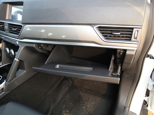 2018款运动版 1.5T 自动两驱精英型 手套箱
