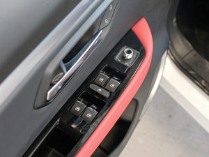 2018款蓝标 1.5T 自动精英型 主驾车窗控制区	