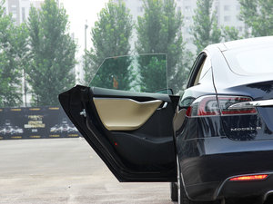 2015款85D 左后车门