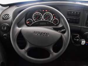 2012款2.5L A32 6座 方向盘