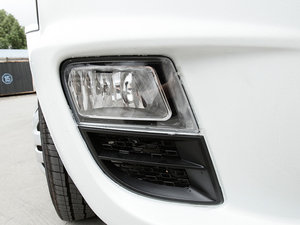2016款3.0T A32尊享版中顶F1C 前雾灯