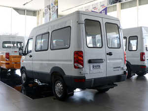2018款经典A32 中顶2.5L 6-7座客车 整体外观
