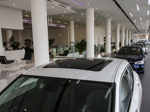 2020sDrive20i MԽҰb ܇