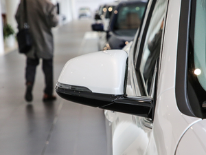 2020sDrive20i MԽҰb ^