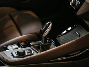 2020sDrive20i MԽҰb п؅^