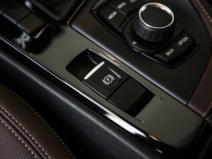 2020sDrive20i MԽҰb v܇Ƅ