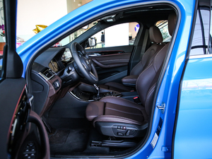 2020款sDrive25i 领先型M越野套装 前排空间