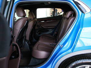 2020款sDrive25i 领先型M越野套装 后排空间