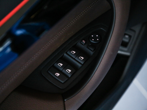 2020款sDrive25i 领先型M越野套装 主驾车窗控制区	