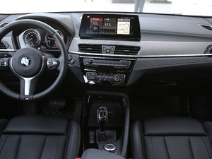 2020sDrive25i MԽҰb п_