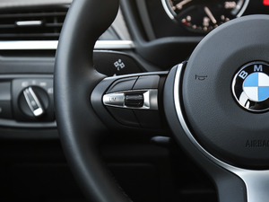 2020sDrive25i MԽҰb п؅^