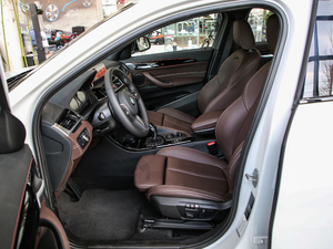 2020款sDrive25i 尊享型M越野套装 前排空间