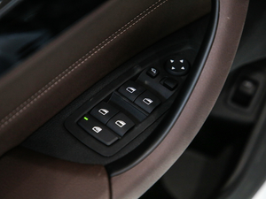 2020款sDrive25i 尊享型M越野套装 主驾车窗控制区	