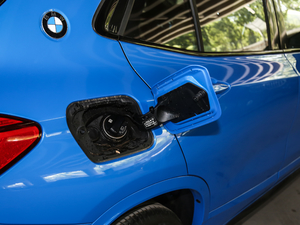 2020sDrive25i IM\b ^