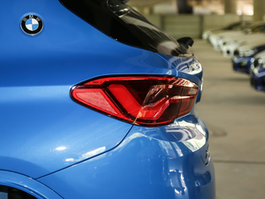 2020sDrive25i IM\b ^