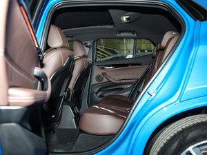 2020款sDrive25i 领先型M运动套装 后排空间