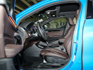 2020款sDrive25i 领先型M运动套装 前排空间