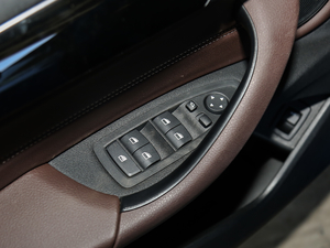 2020款sDrive25i 领先型M运动套装 主驾车窗控制区	