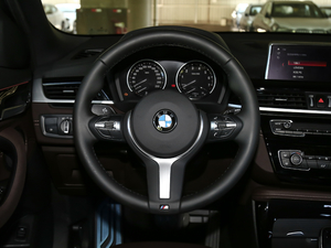 2020款sDrive25i 领先型M运动套装 方向盘