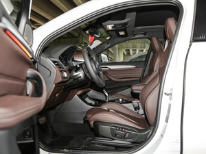 2020款sDrive25i 尊享型M运动套装 前排空间