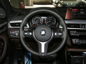 2020款sDrive25i 尊享型M运动套装 方向盘