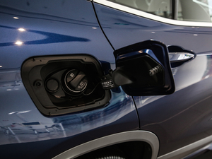 2020sDrive20i MԽҰb w