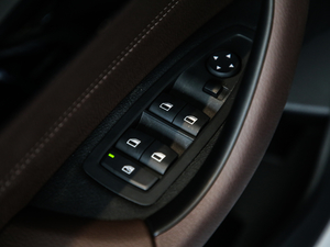 2020款sDrive20i M越野套装 主驾车窗控制区	