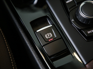 2020sDrive20i MԽҰb v܇Ƅ