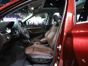 2020款xDrive 25Li 尊享型 前排空间