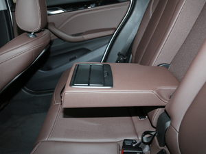 2020款sDrive 25Li 领先型 后排中央扶手