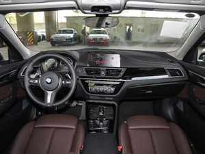 2020款125i 领先型M运动套装 内饰全景