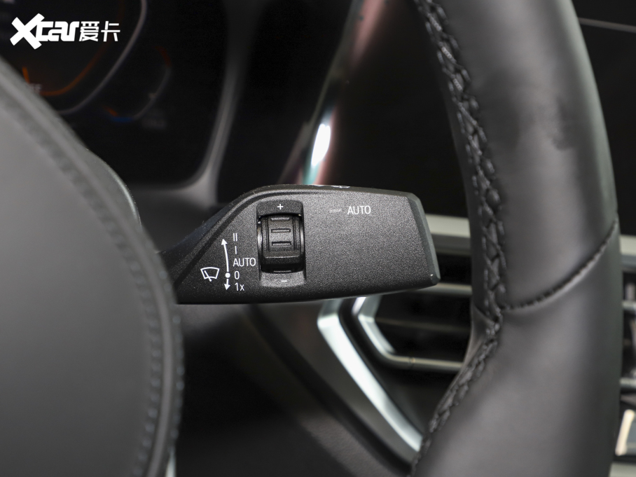 2021��R3ϵ �Ŀ� 325Li M�\����ҹ���b