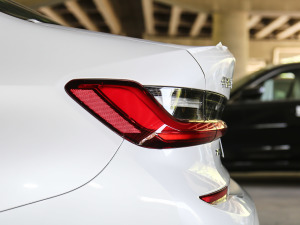 2021Ŀ 325Li xDrive M\b ^