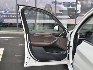 2021Ŀ xDrive28i M\b {λ܇T