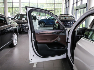 2021Ŀ xDrive28i Ab {λ܇T