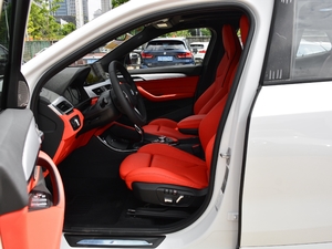 2021款sDrive25i 尊享型M运动套装 前排空间