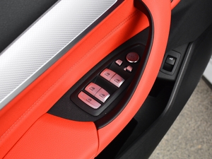 2021款sDrive25i 尊享型M运动套装 主驾车窗控制区	