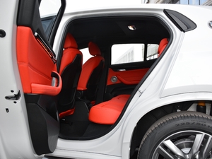 2021款sDrive25i 领先型M运动套装 后排空间