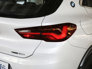 2021sDrive20i MԽҰb ^