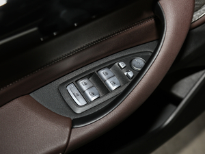2021款sDrive20i M越野套装 主驾车窗控制区	