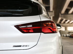 2021款sDrive25i 领先型M越野套装 尾灯