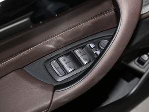 2021款sDrive25i 领先型M越野套装 主驾车窗控制区	